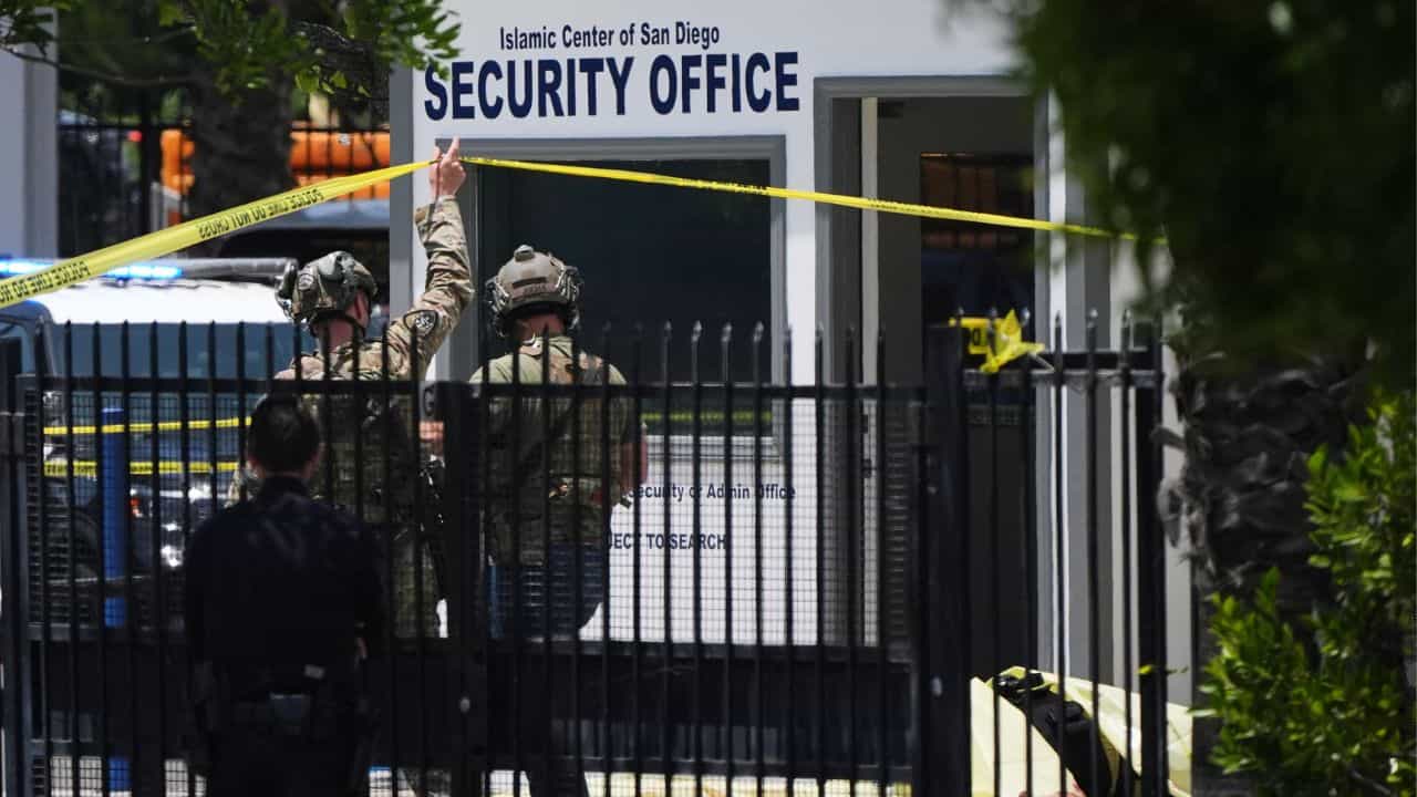San Diego Mosque Shooting: അമേരിക്കയിൽ സാൻ ഡീഗോയിലെ മുസ്ലീം പള്ളിയിൽ വെടിവെപ്പ്; പ്രതികൾ ഉൾപ്പടെ 5 പേർ കൊല്ലപ്പെട്ടു San Diego Mosque Shooting: അമേരിക്കയിൽ സാൻ ഡീഗോയിലെ മുസ്ലീം പള്ളിയിൽ വെടിവെപ്പ്; പ്രതികൾ ഉൾപ്പടെ 5 പേർ കൊല്ലപ്പെട്ടു 