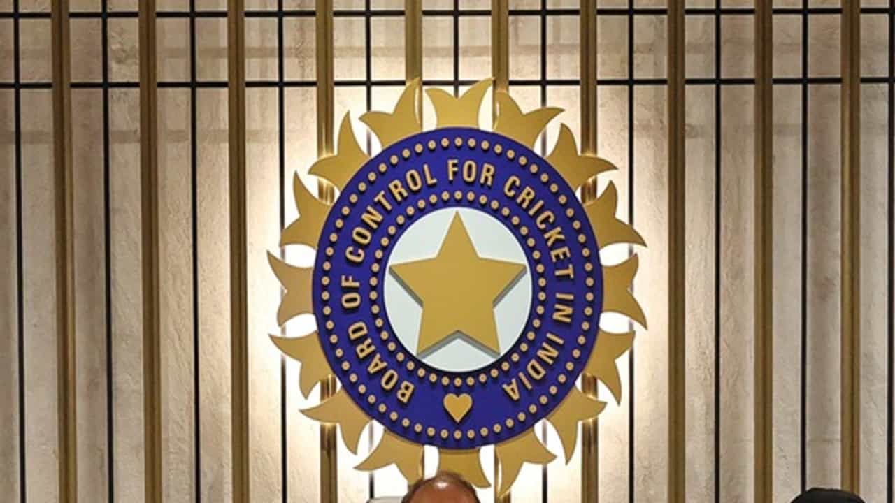 IPL 2026: രാത്രി വൈകിയും മുറിയില് സന്ദര്ശകര്; ബിസിസിഐയുടെ നോട്ടപ്പുള്ളി; ആരാണ് ആ ഐപിഎല് താരം? IPL 2026: രാത്രി വൈകിയും മുറിയില് സന്ദര്ശകര്; ബിസിസിഐയുടെ നോട്ടപ്പുള്ളി; ആരാണ് ആ ഐപിഎല് താരം?