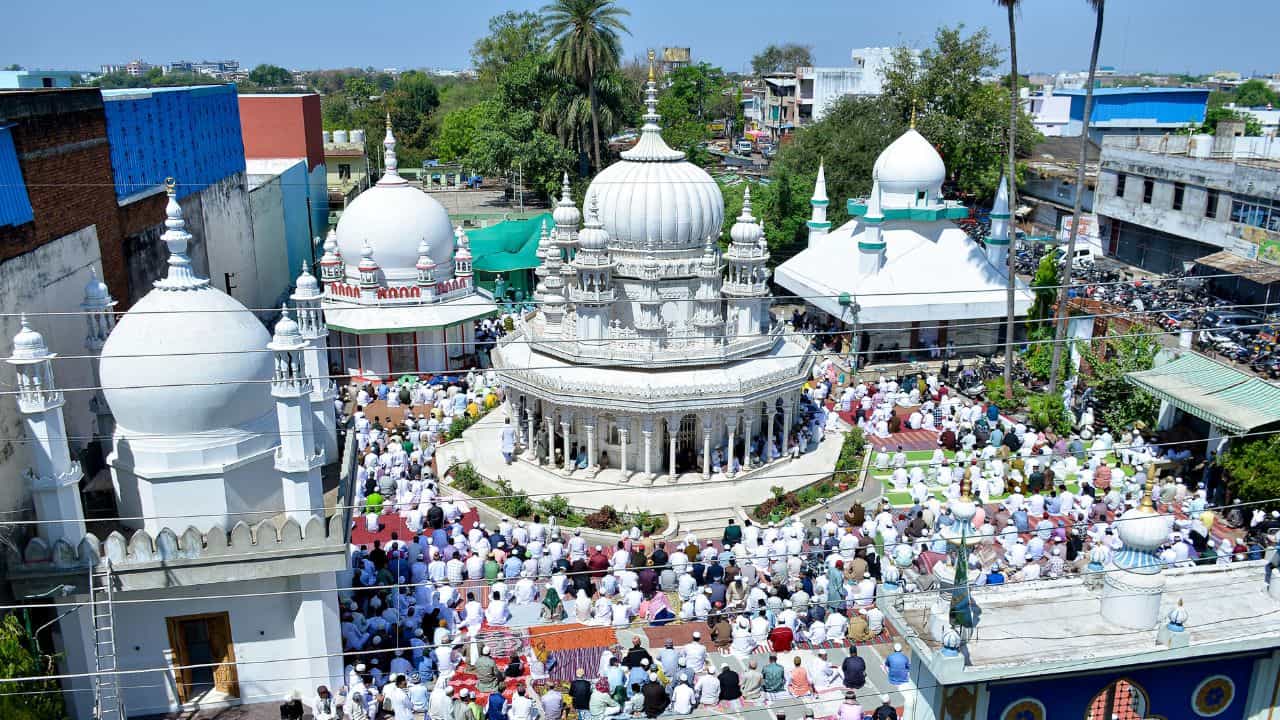 Bakrid 2026: പൊതുസ്ഥലങ്ങളിൽ നമസ്കാരവും മൃഗബലിയും പാടില്ല, ബക്രീദിന് മുന്നോടിയായി ഡൽഹി, യുപി, ബംഗാൾ സംസ്ഥാനങ്ങളിൽ കടുത്ത നിയന്ത്രണം