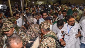 അർദ്ധരാത്രി വാർത്ത സമ്മേളനം, പരസ്പരം പോരാടി ബി.ജെ.പിയും തൃണമൂലും