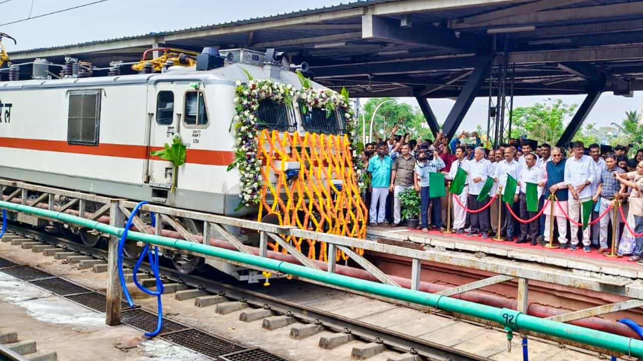 Bengaluru-Mumbai Express: ബെംഗളൂരു പോകാൻ 720 രൂപ മതി! പുതിയ ട്രെയിൻ എത്തി, സമയവും ടിക്കറ്റ് നിരക്കുകളും അറിഞ്ഞോളൂ