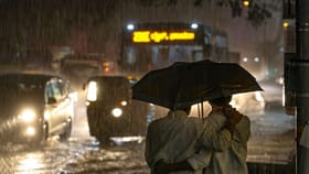 ദുരിതം വിതച്ച് പേമാരി; ബെംഗളൂരുവില്‍ കനത്ത മഴയും കാറ്റും മിന്നലും