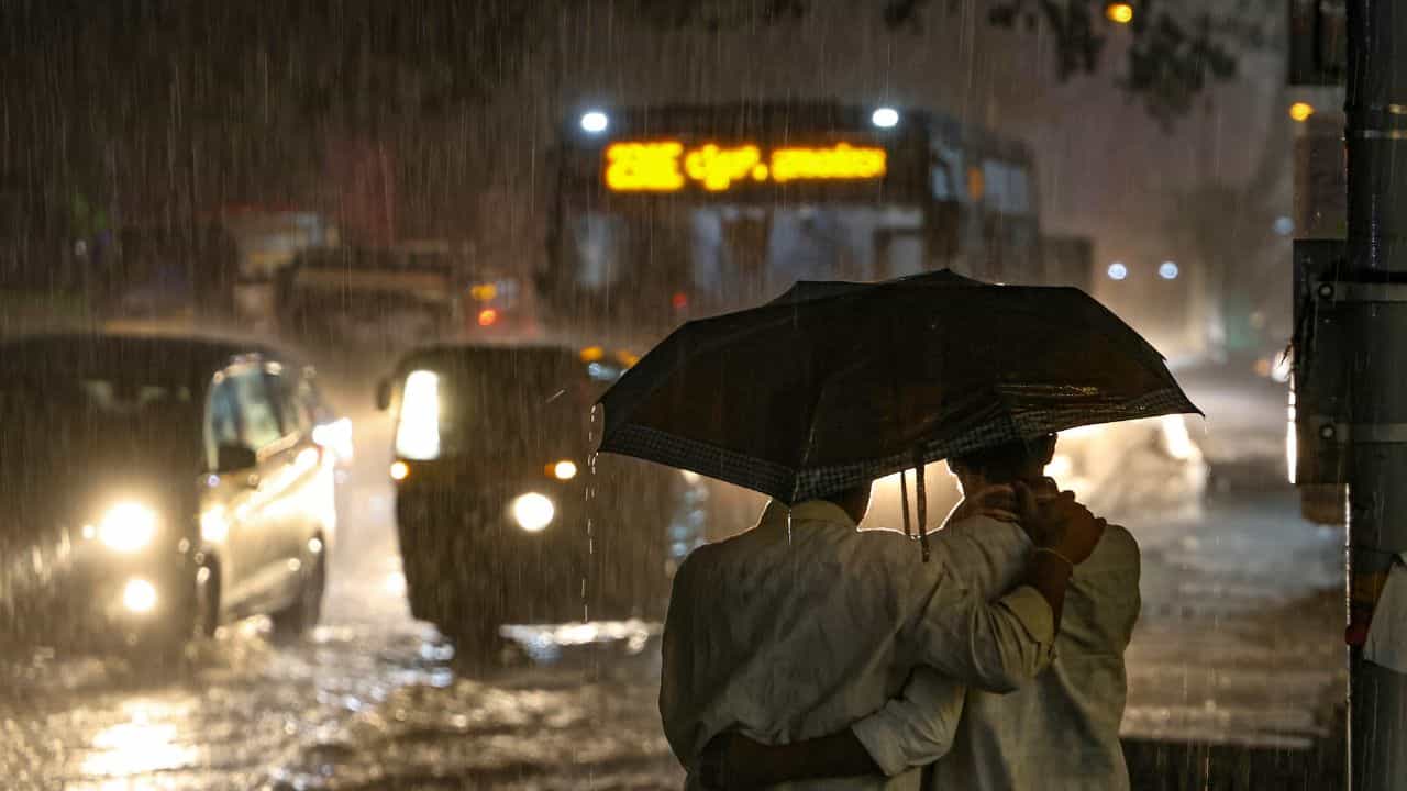 Bengaluru Weather Update: ദുരിതം വിതച്ച് പേമാരി; ബെംഗളൂരുവില് കനത്ത മഴയും കാറ്റും മിന്നലും Bengaluru Weather Update: ദുരിതം വിതച്ച് പേമാരി; ബെംഗളൂരുവില് കനത്ത മഴയും കാറ്റും മിന്നലും