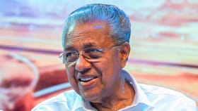 വോട്ടെണ്ണുമ്പോള്‍ പിണറായി കണ്ണൂരില്‍ തന്നെ; ക്ലിഫ് ഹൗസ് വിട്ടു