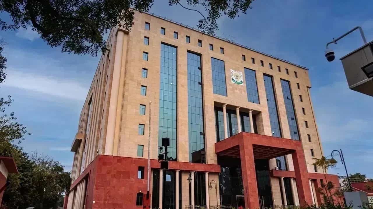 CBSE Three Language Policy 2026: സിബിഎസ്ഇ സ്കൂളുകളിൽ ഇനി കളി മാറും! 9, 10 ക്ലാസുകളിൽ 3 ഭാഷകൾ നിര്ബന്ധം CBSE Three Language Policy 2026: സിബിഎസ്ഇ സ്കൂളുകളിൽ ഇനി കളി മാറും! 9, 10 ക്ലാസുകളിൽ 3 ഭാഷകൾ നിര്ബന്ധം