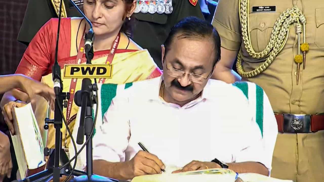 Kerala Cabinet Swearing Ceremony: പുതുമയോടെ ചേര്‍ത്തുപിടിച്ച് തുടക്കം; വിഡി സതീശന്‍ സര്‍ക്കാര്‍ സത്യപ്രതിജ്ഞ ചെയ്തു