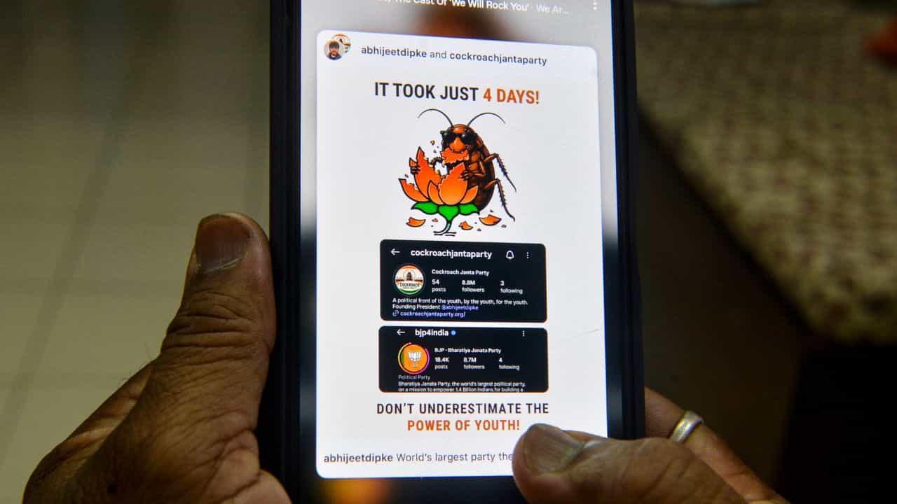 Cockroach Janta Party: ബെംഗളൂരുവിൽ മനുഷ്യച്ചങ്ങലയ്ക്ക് ആഹ്വാനം ചെയ്ത് കോക്രോച്ച് ജനതാ പാർട്ടി; പോലീസ് മുന്നറിയിപ്പ് Cockroach Janta Party: ബെംഗളൂരുവിൽ മനുഷ്യച്ചങ്ങലയ്ക്ക് ആഹ്വാനം ചെയ്ത് കോക്രോച്ച് ജനതാ പാർട്ടി; പോലീസ് മുന്നറിയിപ്പ്