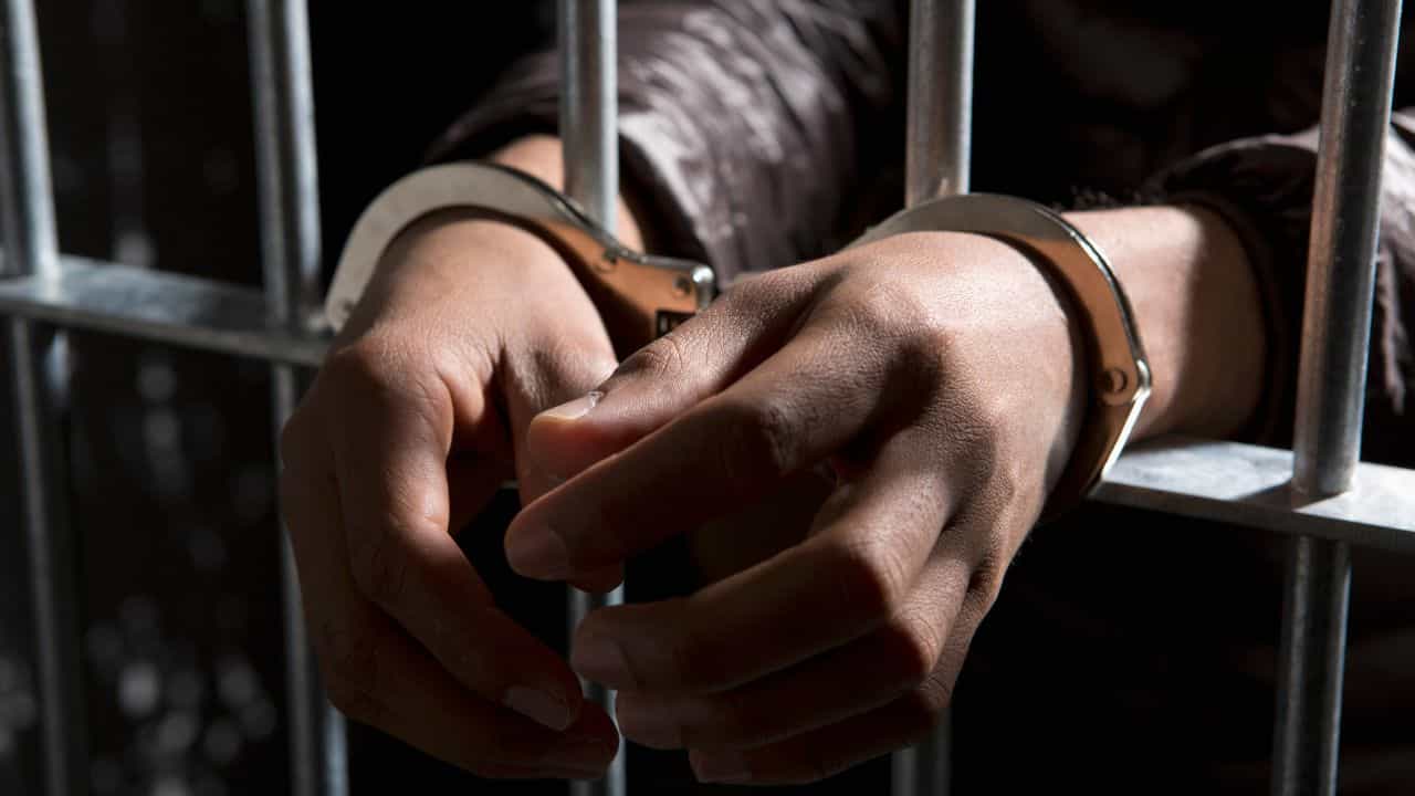 Eranakulam Assault: യുവതിയെ ക്രൂരമായി മർദ്ധിച്ച് കഴുത്തുഞെരിച്ച് റോഡിൽ തള്ളി; സുഹൃത്ത് അറസ്റ്റിൽ Eranakulam Assault: യുവതിയെ ക്രൂരമായി മർദ്ധിച്ച് കഴുത്തുഞെരിച്ച് റോഡിൽ തള്ളി; സുഹൃത്ത് അറസ്റ്റിൽ