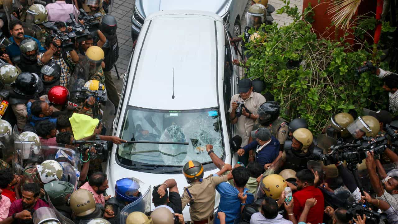 Pinarayi vijayan ED Raid: ഇഡി റെയ്ഡിന് ശേഷം ഉണ്ടായ ആക്രമം ഉദ്യോഗസ്ഥരുടെ വീഴ്ച; പോലീസിനെ ആക്രമിച്ചതിലും കേസെടുത്തു Pinarayi vijayan ED Raid: ഇഡി റെയ്ഡിന് ശേഷം ഉണ്ടായ ആക്രമം ഉദ്യോഗസ്ഥരുടെ വീഴ്ച; പോലീസിനെ ആക്രമിച്ചതിലും കേസെടുത്തു