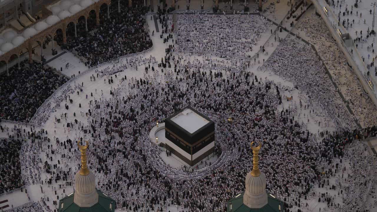 Eid al Adha 2026: ഗൾഫിൽ ഇന്ന് ബലിപെരുന്നാൾ; മാളുകളിലും വിപണികളിലും വൻ തിരക്ക്; ഹജ് കർമ്മങ്ങൾക്ക് മിനായിൽ കല്ലേറോടെ തുടക്കം Eid al Adha 2026: ഗൾഫിൽ ഇന്ന് ബലിപെരുന്നാൾ; മാളുകളിലും വിപണികളിലും വൻ തിരക്ക്; ഹജ് കർമ്മങ്ങൾക്ക് മിനായിൽ കല്ലേറോടെ തുടക്കം