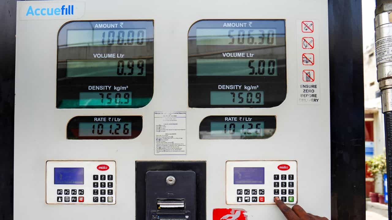 Fuel Price Hike: വാഹനമെടുത്ത് ഇറങ്ങല്ലേ! ഇന്ധനവില വീണ്ടും കൂട്ടി, നാല് ദിവസത്തിനിടെ രണ്ടാംതവണ Fuel Price Hike: വാഹനമെടുത്ത് ഇറങ്ങല്ലേ! ഇന്ധനവില വീണ്ടും കൂട്ടി, നാല് ദിവസത്തിനിടെ രണ്ടാംതവണ