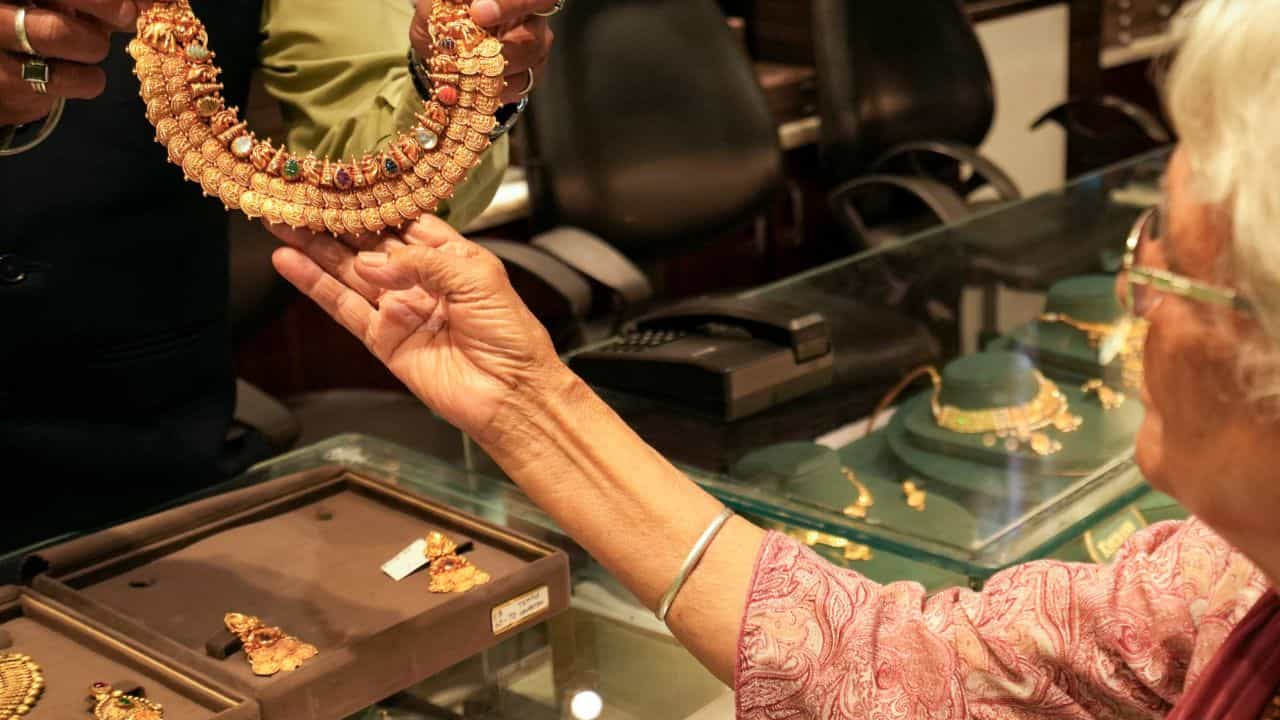 Kerala Gold Rate: സ്വർണം വാങ്ങാൻ പാടുപെടുമോ? വിലയിൽ ഇന്ന് ആശ്വാസം; പവന് കൊടുക്കേണ്ടത്...
