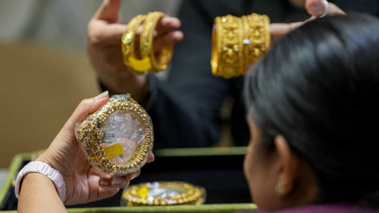 Kerala Gold Rate: എന്നാലുമെന്റെ പൊന്നേ.... സ്വർണവില വീണ്ടും കൂടി, കാത്തിരുന്നിട്ട് കാര്യമുണ്ടോ? Kerala Gold Rate: എന്നാലുമെന്റെ പൊന്നേ.... സ്വർണവില വീണ്ടും കൂടി, കാത്തിരുന്നിട്ട് കാര്യമുണ്ടോ?
