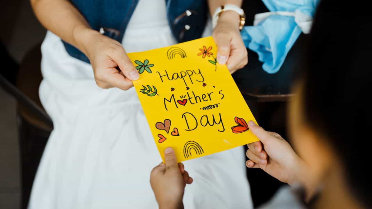 Mothers Day 2026: സ്നേഹത്തിൻ്റെ പര്യായം! മാതൃദിനത്തിൽ അമ്മയെ ഞെട്ടിക്കാം; അമ്മമാർ മക്കളിൽ നിന്ന് ആഗ്രഹിക്കുന്നത്