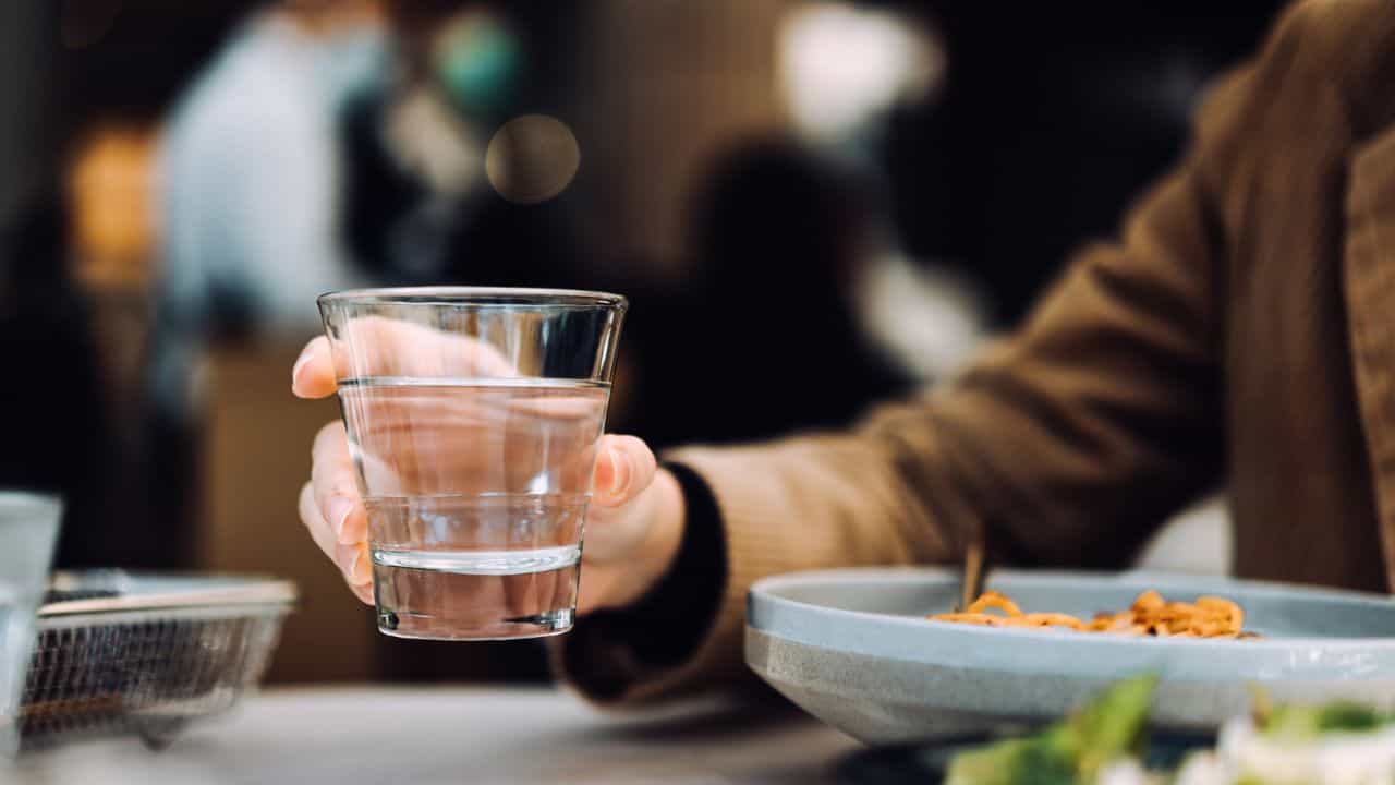 Health Tips: ഭക്ഷണം കഴിക്കുമ്പോൾ വെള്ളം കുടിക്കാമോ? എപ്പോൾ, എങ്ങനെ വെള്ളം കുടിക്കണം