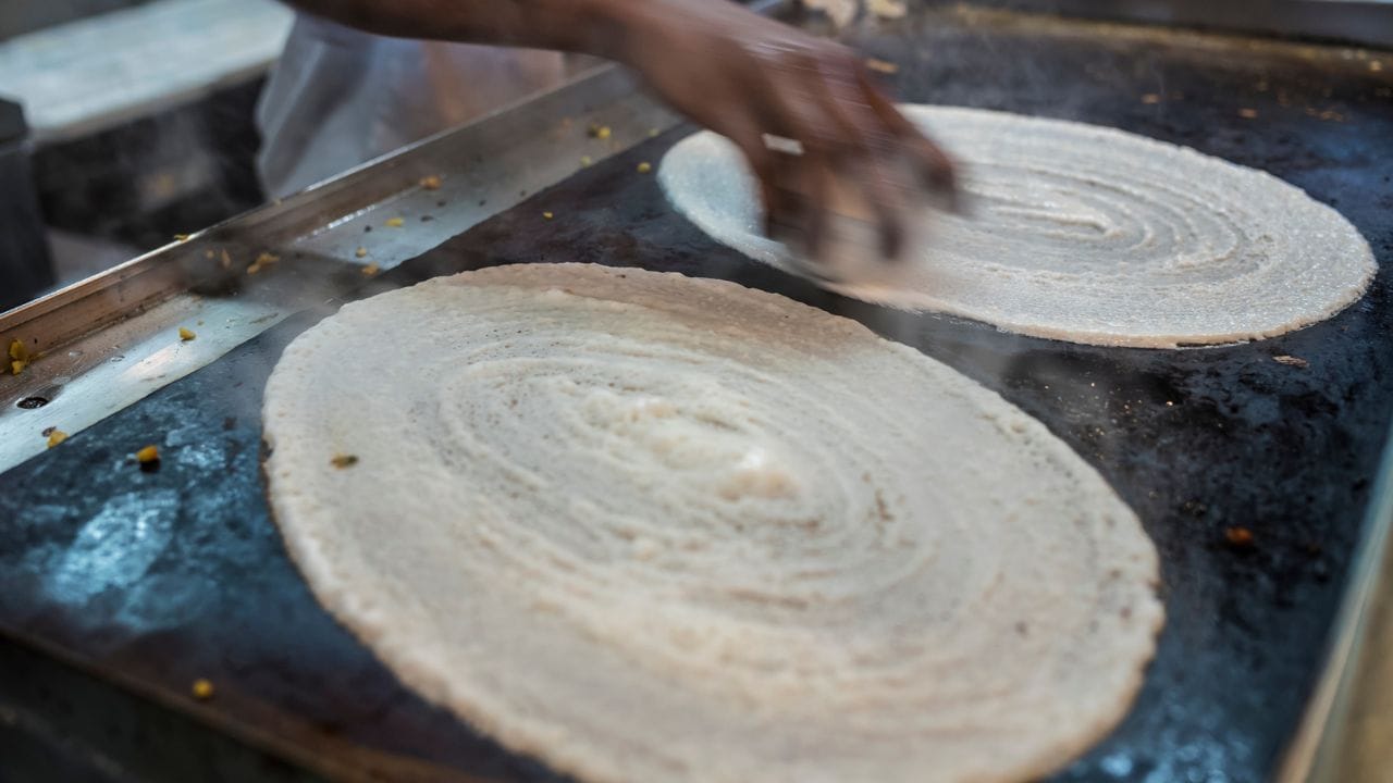 അരിയും ഉഴുന്നും കുതിർക്കാൻ വെക്കുമ്പോൾ അതിലേക്ക് ഒരു ടീസ്പൂൺ ഉലുവ കൂടി ചേർക്കുക. ഉലുവ മാവ് വേഗത്തിൽ പുളിക്കാൻ സഹായിക്കുന്ന പ്രകൃതിദത്ത ഘടകങ്ങളാൽ സമ്പന്നമാണ്. കൂടാതെ ഉലുവ ചേർത്ത് മാവ് അരയ്ക്കുന്നത് ദോശയ്ക്ക് നല്ല മൊരിവും ഇഡ്ഡലിക്ക് നല്ല മൃദുത്വവും നൽകും. അതുപോലെ മാവ് അരയ്ക്കുമ്പോൾ ലേശം ചെറുചൂടുള്ള വെള്ളമോ പാലോ ഉപയോഗിക്കുക. പാലിന് ചൂട് ആവശ്യമില്ല. ഇത് പിറ്റേന്നത്തേക്ക് മാവ് പുളിക്കാൻ സഹായിക്കും.