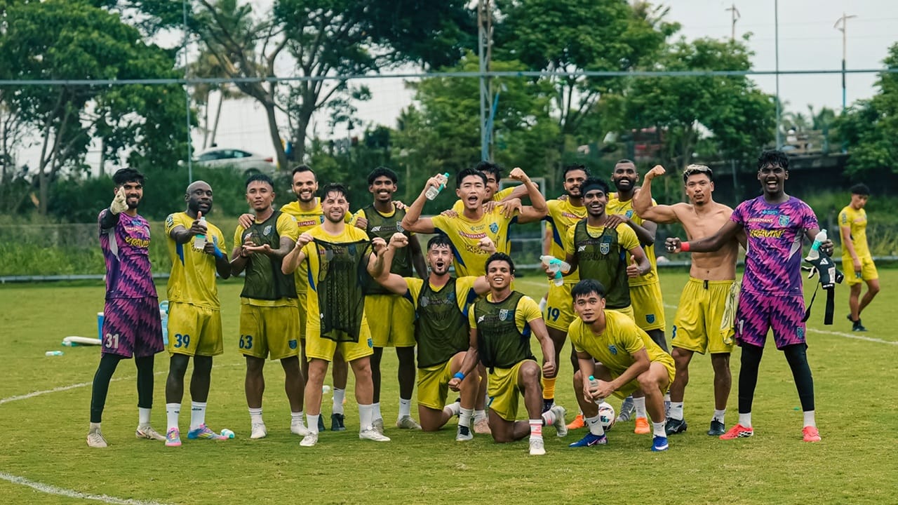 ബ്ലാസ്റ്റേഴ്സ് ഉള്പ്പെടെയുള്ള പല ഐഎസ്എല് ക്ലബുകളും കനത്ത സാമ്പത്തിക പ്രതിസന്ധിയാണ് നേരിടുന്നത്. ഇനി അടച്ചുപൂട്ടല് അല്ലാതെ മറ്റ് വഴികളില്ലാത്ത അവസ്ഥയിലാണ് ബ്ലാസ്റ്റേഴ്സ് എന്നാണ് സൂചന. ബ്ലാസ്റ്റേഴ്സ് അധികൃതര് ഇക്കാര്യത്തില് ഒന്നും പ്രതികരിച്ചിട്ടില്ല. എന്നാല് ആശങ്കകള് ശക്തമാക്കുന്ന ചില വീഡിയോകളാണ് പങ്കുവയ്ക്കുന്നത്.