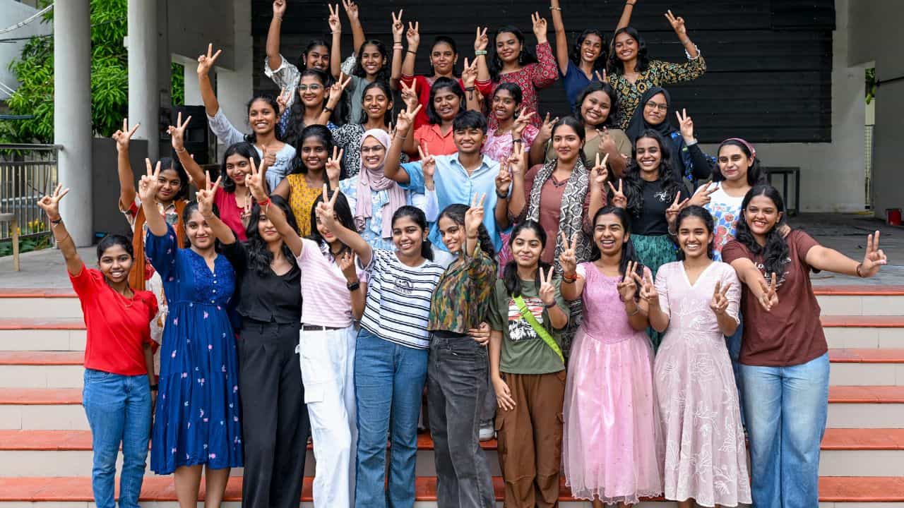Indira Guarantee Scheme: കോളേജ് പെൺകുട്ടികൾക്ക് പ്രതിമാസം 1000 രൂപ, ഇന്ദിരാ ഗാരന്റിയ്ക്കായി കണക്കെടുപ്പ് ആരംഭിച്ചു, പദ്ധതി ഖജനാവിന് ബാധ്യതയോ?
