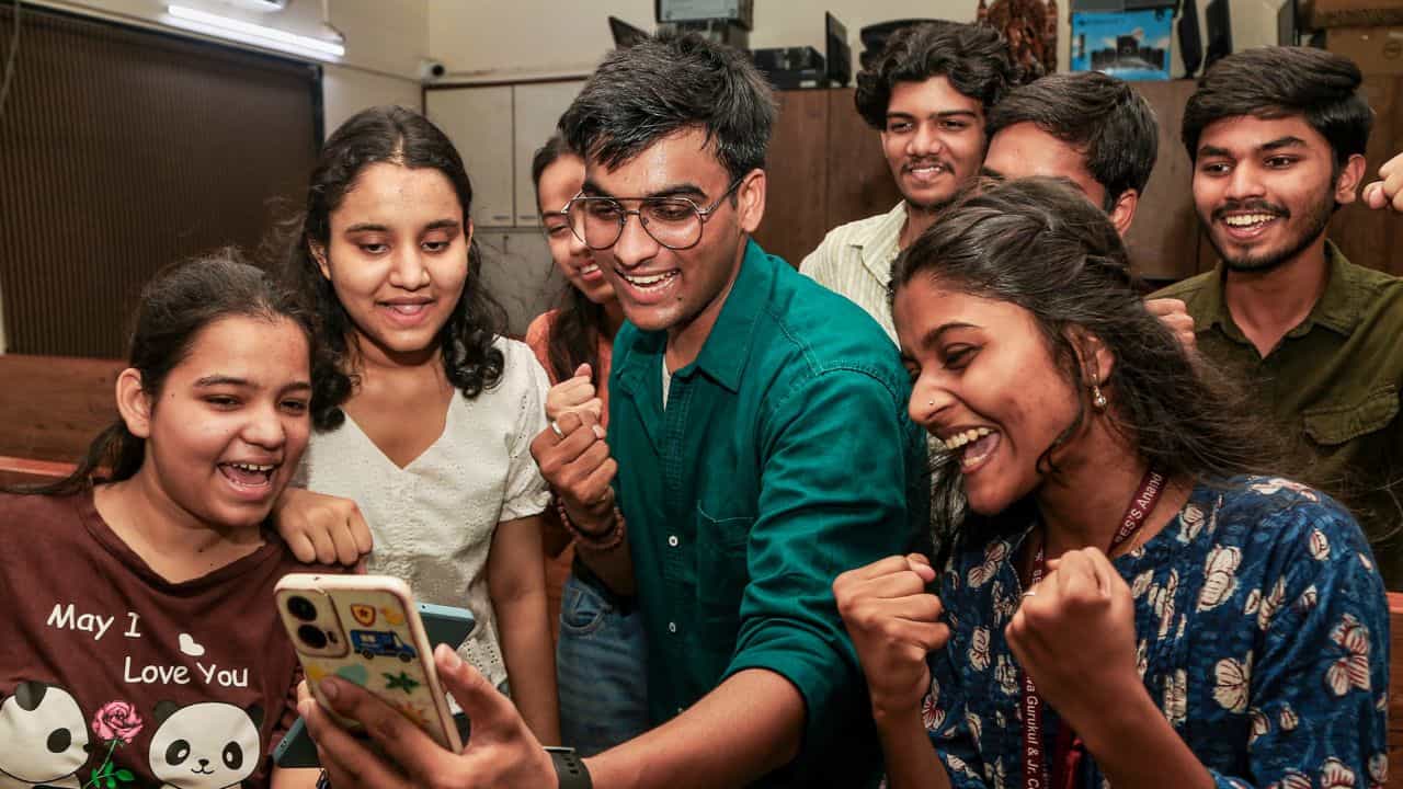 Kerala SSLC Result 2026: എസ്എസ്എൽസി ഫലമറിയാൻ മണിക്കൂറുകൾ മാത്രം ബാക്കി; സമയം, പരിശോധിക്കേണ്ട ലിങ്കുകൾ