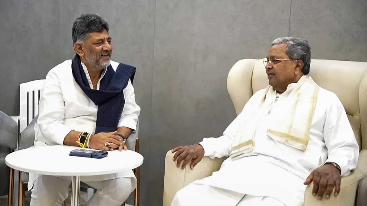 Karnataka CM Siddaramaiah Resign: കർണാടകയിൽ സിദ്ധരാമയ്യ യുഗം അവസാനിച്ചു; ഇനി ഡി കെ ശിവകുമാറിൻ്റെ ഊഴം Karnataka CM Siddaramaiah Resign: കർണാടകയിൽ സിദ്ധരാമയ്യ യുഗം അവസാനിച്ചു; ഇനി ഡി കെ ശിവകുമാറിൻ്റെ ഊഴം
