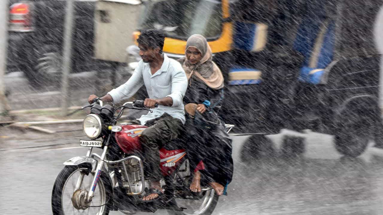 Kerala Rain Alert: ന്യൂനമര്‍ദ ഭീതിയില്‍ കേരളം; അടുത്ത 5 ദിവസം അതിശക്തമായ മഴ, കൂടെ ഇടിയും മിന്നലും