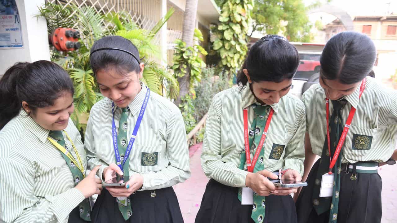 Kerala School Textbook Crisis: സ്കൂൾ തുറക്കുമ്പോൾ കുട്ടികൾ പുസ്തകമില്ലാതെ വലയുമോ? പാഠപുസ്തക അച്ചടി തീരാൻ ഇനിയും 45 ദിവസം വേണം