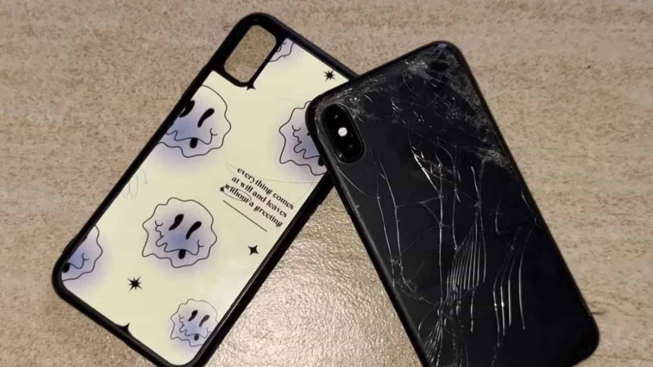 Mobile Cover Changing: ഫോൺ കവർ എത്ര നാൾ കൂടുമ്പോൾ മാറണം, ആരും ശ്രദ്ധിക്കാത്തൊരു കാര്യം Mobile Cover Changing: ഫോൺ കവർ എത്ര നാൾ കൂടുമ്പോൾ മാറണം, ആരും ശ്രദ്ധിക്കാത്തൊരു കാര്യം