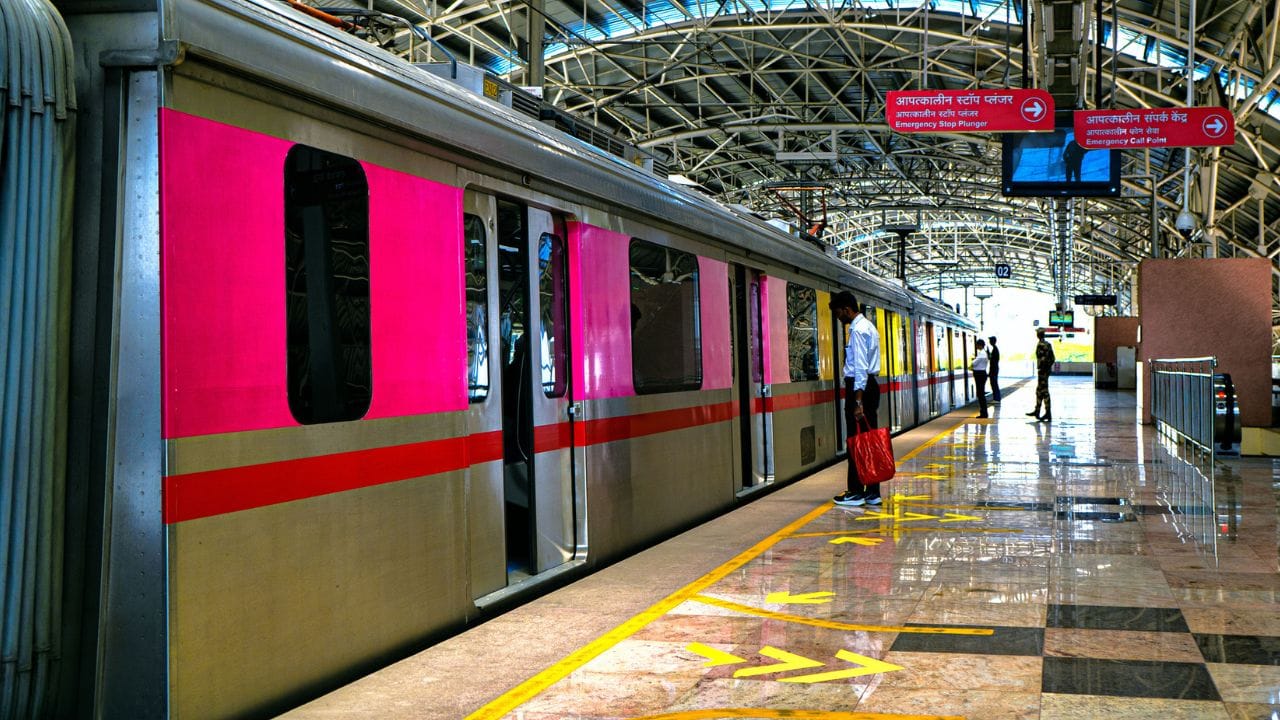 ഉയര്ന്ന ചെലവില് പാത ഒരുക്കുകയാണെങ്കില് അത് മെട്രോ ടിക്കറ്റ് നിരക്കില് വര്ധനവുണ്ടാക്കുമോ എന്ന ആശങ്ക യാത്രക്കാര്ക്കുണ്ട്. ആദ്യ അന്തര്ജില്ല പാതയിലൂടെ തുംകുരു വരെ പോകാന് നിലവില് പറയുന്നത് 1 മണിക്കൂറിനടുത്ത് സമയമാണ്. അതിനാല് മഡവരയില് നിന്ന് ടിക്കറ്റെടുക്കുന്ന ഒരാള് തുംകുരുവിലേക്ക് പോകാന് വലിയ സംഖ്യ തന്നെ ചെലവഴിക്കേണ്ടതായി വന്നേക്കാം. എന്നാല് പാതയുടെ നിര്മാണം പൂര്ത്തിയായി സര്വീസ് ആരംഭിക്കുന്നതിന് മുന്നോടിയായി മാത്രമേ ടിക്കറ്റ് നിരക്കില് ബിഎംആര്സിഎല് അന്തിമ തീരുമാനമെടുക്കൂ.