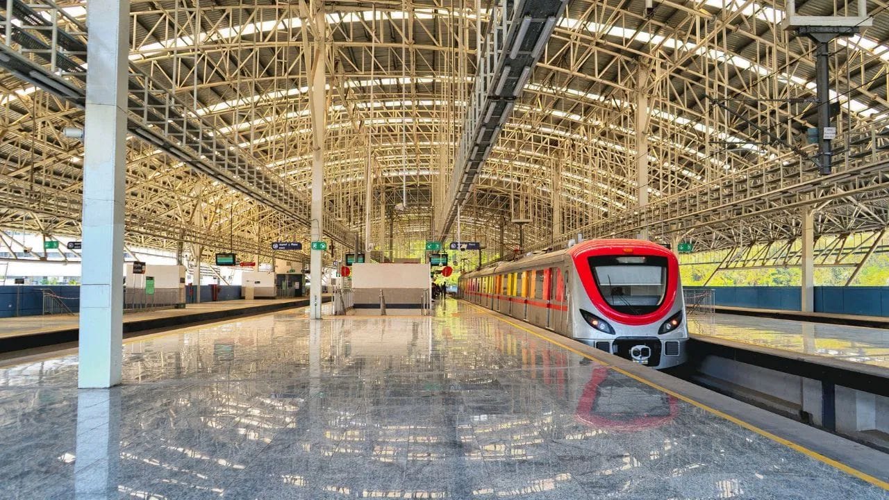 എന്നാലിനി ഒട്ടും നിരാശ വേണ്ട, അടുത്ത രണ്ട് ദിവസത്തിനുള്ളില് നമ്മ മെട്രോ യെല്ലോ ലൈനിലേക്ക് പത്താമത്തെ ട്രെയിന് എത്തുമെന്ന് ബെംഗളൂരു മെട്രോ റെയില് കോര്പ്പറേഷന് ലിമിറ്റഡ് (ബിഎംആര്സിഎല്) അറിയിച്ചു. ഈ ട്രെയിനിന്റെ പരീക്ഷണയോട്ടങ്ങള് നിലവില് പുരോഗമിക്കുകയാണ്. രണ്ട് ദിവസത്തിനുള്ളില് എല്ലാ പരിശോധനകളും പൂര്ത്തിയാക്കി സര്വീസ് ആരംഭിക്കാനാണ് ബിഎംആര്സിഎല് ലക്ഷ്യമിടുന്നത്. ജൂണ് ഒന്ന് മുതല് പുതിയ ട്രെയിന് സര്വീസ് ആരംഭിച്ചേക്കും.