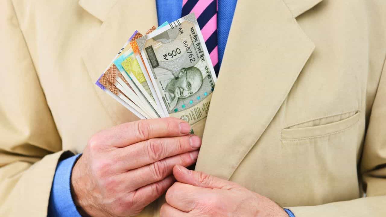 8th Pay Commission:  5 അംഗ കുടുംബയൂണിറ്റ് വേണമെന്ന് ആവശ്യം, ഇത് ശമ്പളം കൂട്ടുമോ കുറയ്ക്കുമോ?