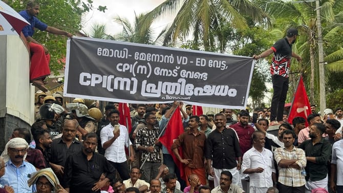 പിണറായിയുടെ തിരുവനന്തപുരത്തെ വസതിക്ക് മുന്നില്‍ സംഘര്‍ഷം