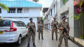 പിണറായി വിജയന്റെ വീട്ടിലെ റെയ്ഡ്; ED ഉദ്യോഗസ്ഥരെ തടഞ്ഞ് പ്രവർ....
