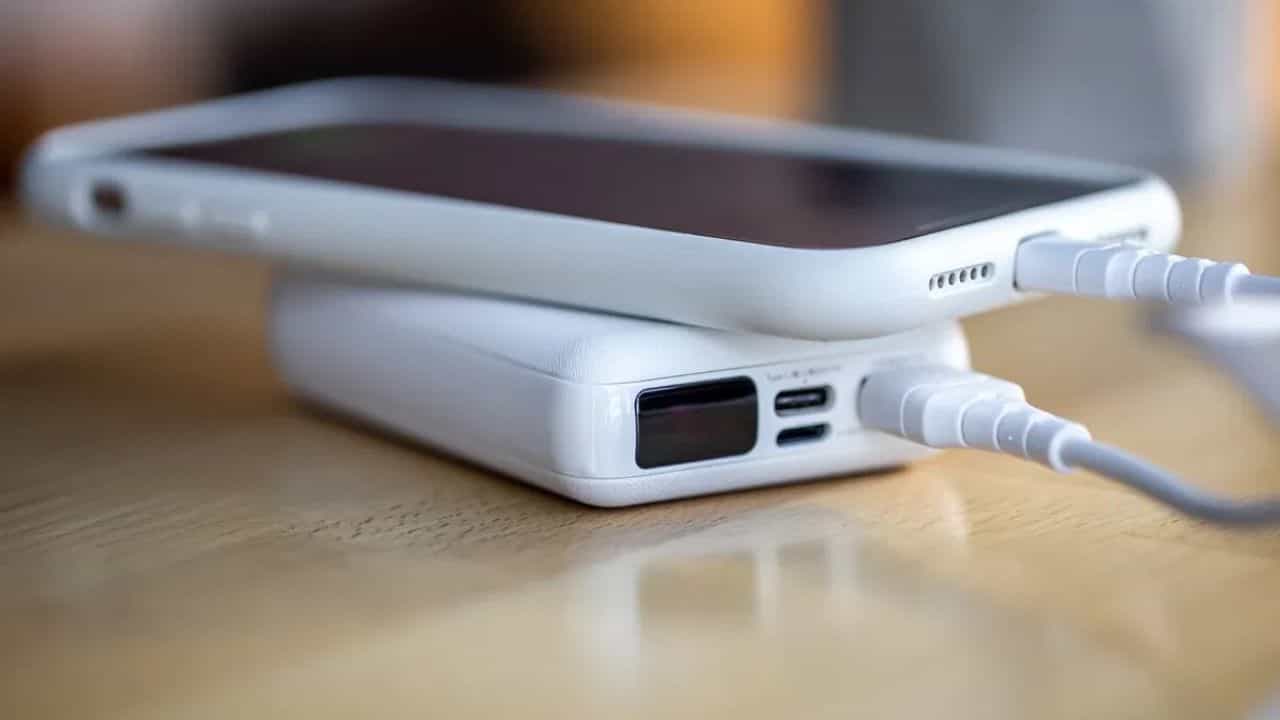Power Bank Using Tips in Flight : വിമാനത്തിൽ പവർ ബാങ്കിൽ ചാർജ്ജ് ചെയ്യാമോ? ഭവിക്കുന്നതെന്ത്