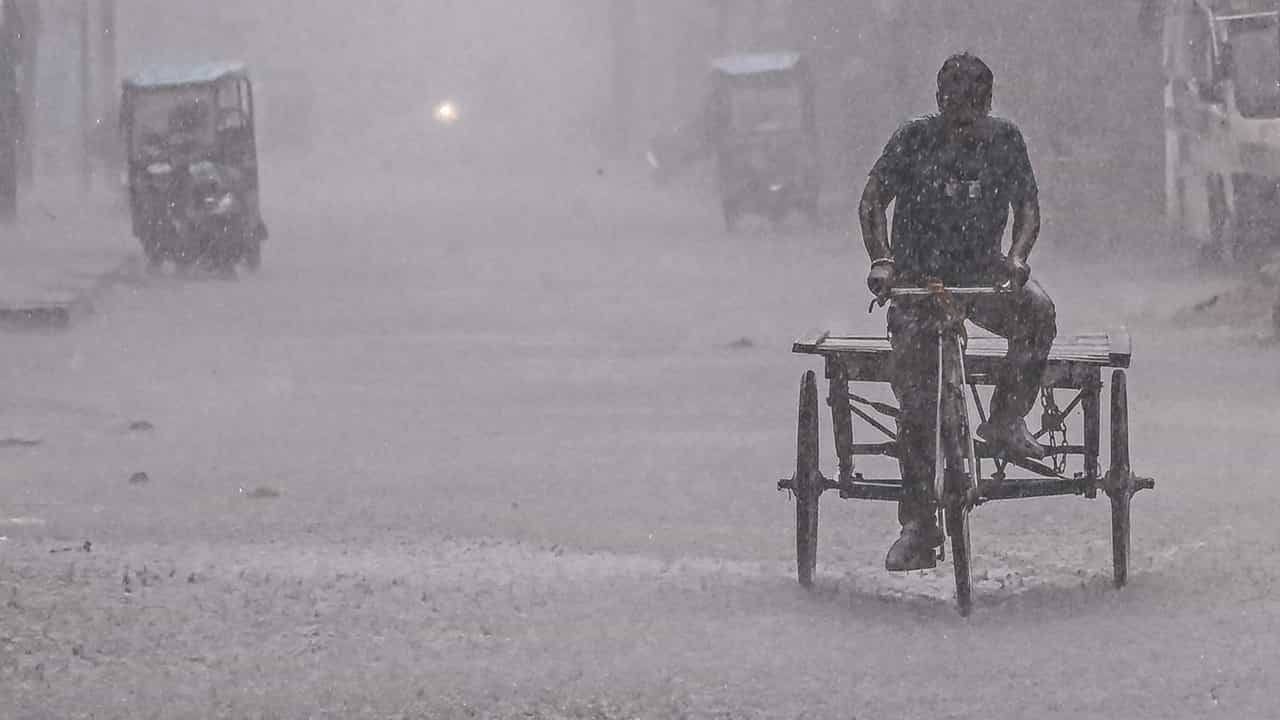 Kerala Rain Alert: ഇനി തെക്കു-വടക്ക് വ്യത്യാസമില്ലാതെ നനയും; പോയ മഴയൊക്കെ ദാ തിരിച്ചുവരുന്നു