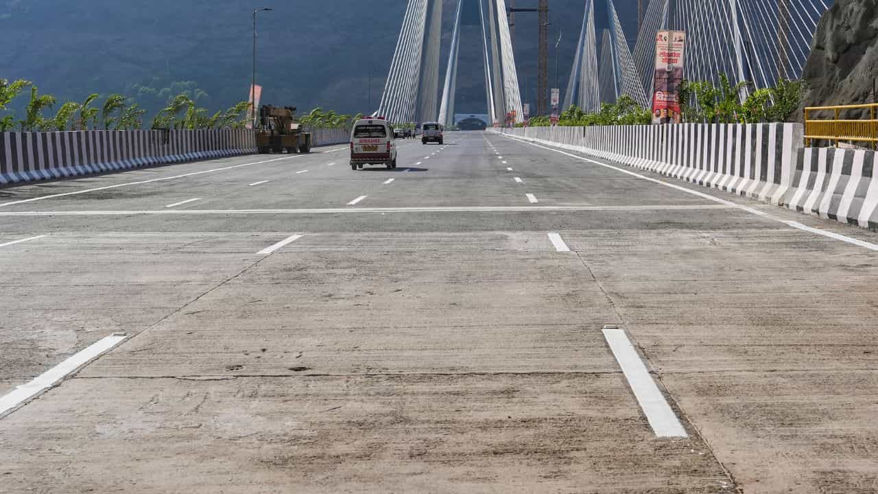 Road Markings: റോഡിലെ വരകളൊന്നും വെറും ഭംഗിക്കുള്ളതല്ല...വൻ അർത്ഥങ്ങളുണ്ടേ