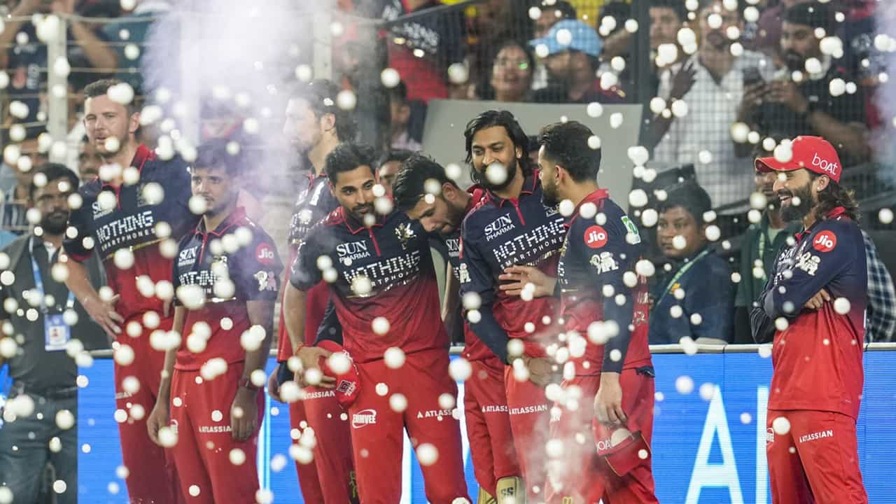 RCB IPL 2026 Champions: ഈ സാലയും കപ്പ് തൂക്കി; ആര്സിബിക്ക് തുടര്ച്ചയായ രണ്ടാം ഐപിഎല് കിരീടം RCB IPL 2026 Champions: ഈ സാലയും കപ്പ് തൂക്കി; ആര്സിബിക്ക് തുടര്ച്ചയായ രണ്ടാം ഐപിഎല് കിരീടം