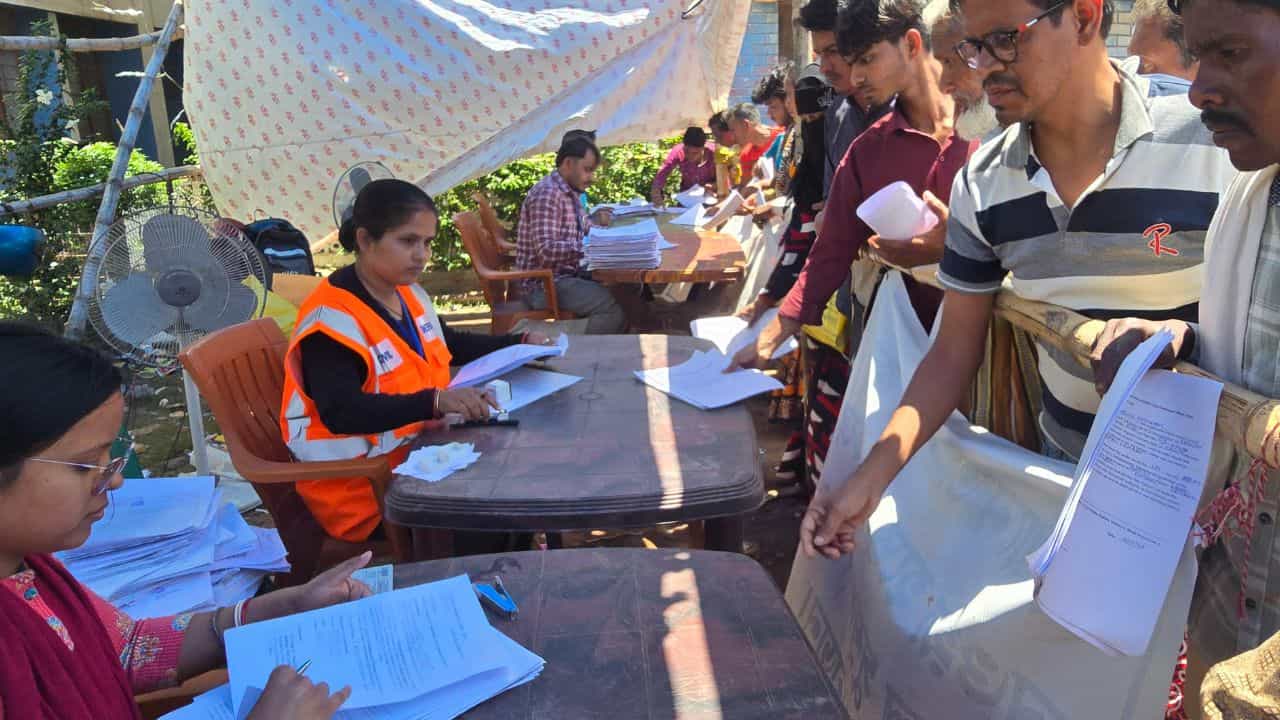 SIR Voter List: SIR-ൽ ഇല്ലാത്തവർക്ക് ആനുകൂല്യങ്ങളും ഇല്ല! റേഷൻ ഉൾപ്പെടെ നിഷേധിക്കും; ബംഗാളിലും ബീഹാറിലും നടപടി