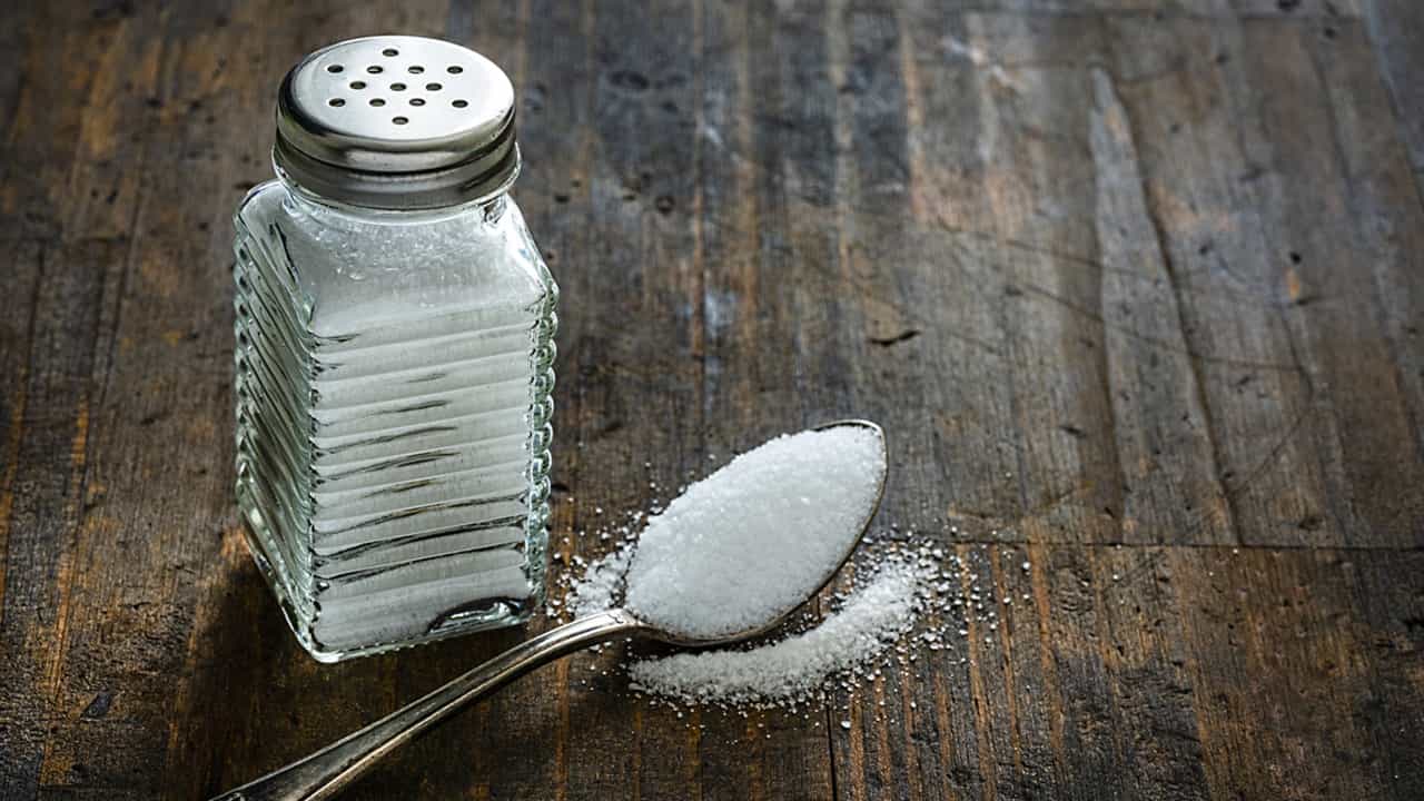Adding Extra Salt: ഭക്ഷണത്തില്‍ അധികം ഉപ്പ് ചേര്‍ക്കാറുണ്ടോ? ആ ശീലം ഉടന്‍ നിര്‍ത്തിക്കോ