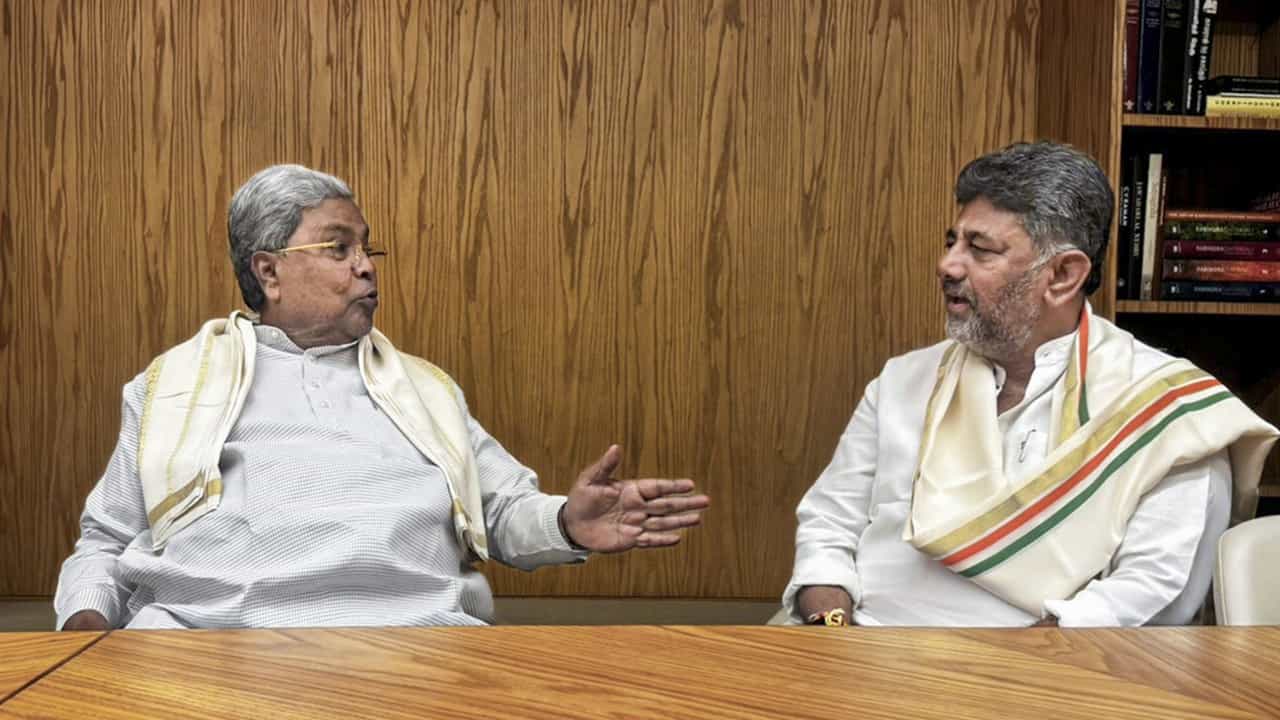 Siddaramaiah vs DK Shivakumar: ഡികെയുടെ കാത്തിരിപ്പുകള് അവസാനിക്കുന്നു? സിദ്ധരാമയ്യ മുഖ്യമന്ത്രി സ്ഥാനം രാജിവെച്ചേക്കും Siddaramaiah vs DK Shivakumar: ഡികെയുടെ കാത്തിരിപ്പുകള് അവസാനിക്കുന്നു? സിദ്ധരാമയ്യ മുഖ്യമന്ത്രി സ്ഥാനം രാജിവെച്ചേക്കും