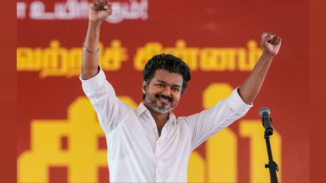 TVK Vijay: സുനാമി ജാതകം ഫലിച്ചു! മുന്നേറുന്ന വിജയിയെ പൂച്ചെണ്ടുമായി സന്ദർശിച്ച് ജോത്സ്യൻ