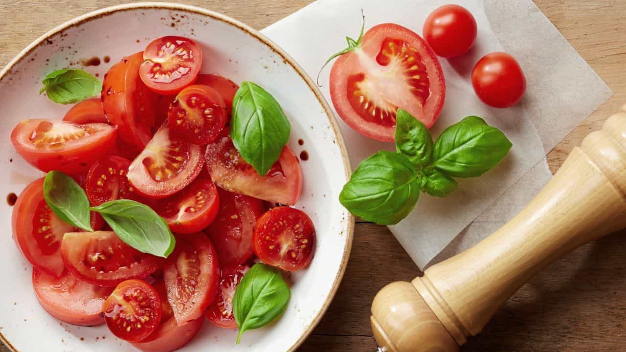 Tomatoes Benefits: യൗവനം നിലനിർത്തണോ? തക്കാളി വെറുതെ കഴിച്ചാൽ പോരാ; ശരിയായ രീതി ഇങ്ങനെ