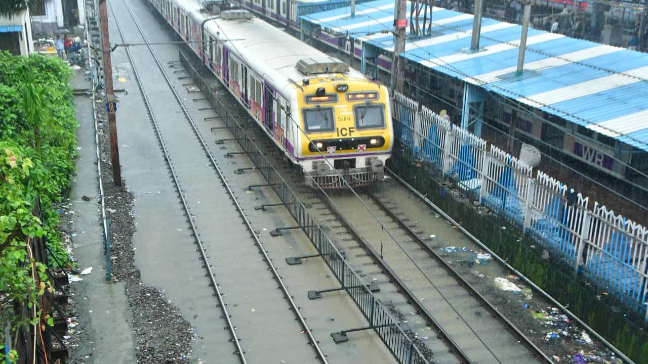Train Time Change: മഴക്കാലം എത്തി; കൊങ്കൺ പാതയിൽ ട്രെയിൻ സമയക്രമം മാറുന്നു; മാറ്റം ഏതെല്ലാം ട്രെയിനുകൾക്ക്? Train Time Change: മഴക്കാലം എത്തി; കൊങ്കൺ പാതയിൽ ട്രെയിൻ സമയക്രമം മാറുന്നു; മാറ്റം ഏതെല്ലാം ട്രെയിനുകൾക്ക്?