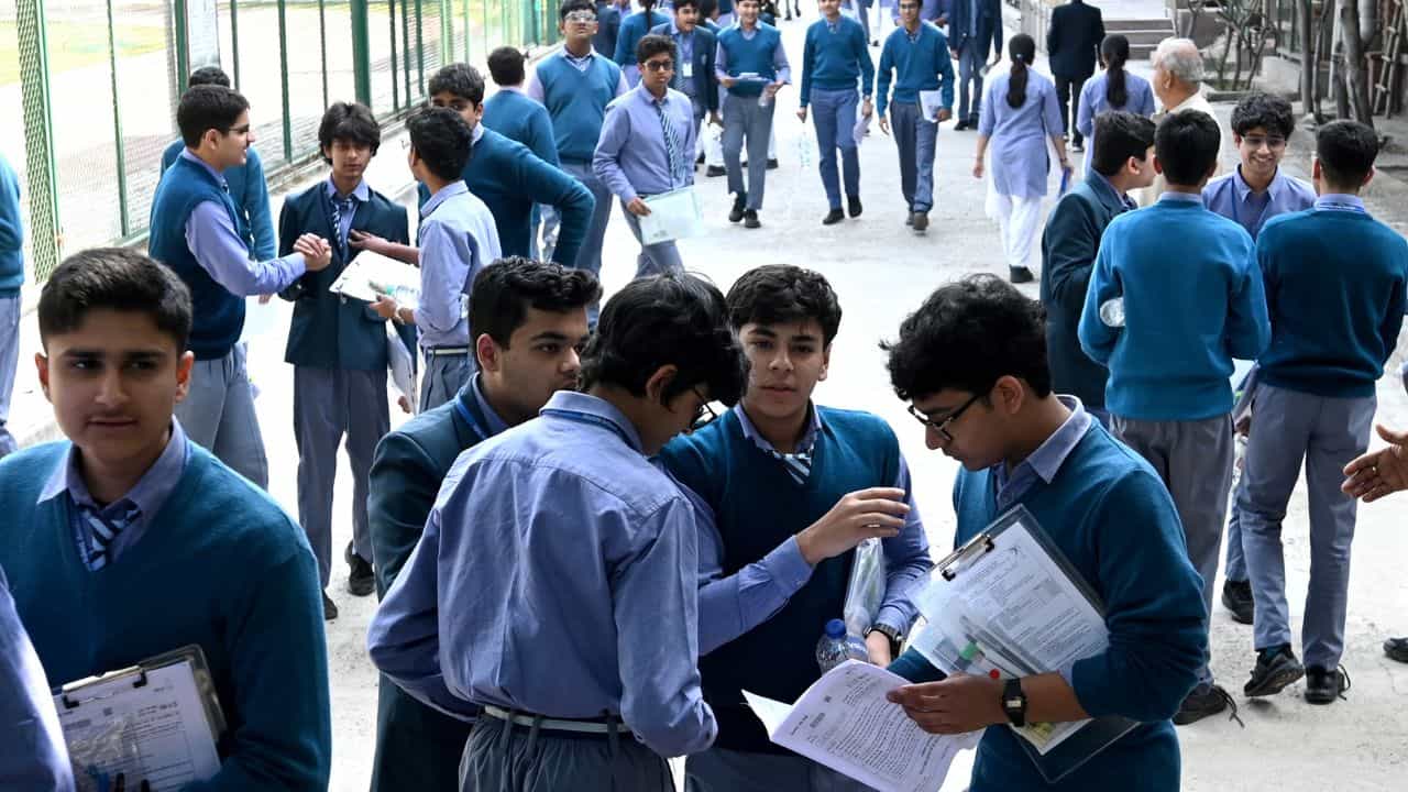 UAE School Reopening: യു.എ.ഇ.യിൽ സ്‌കൂളുകളും സർവകലാശാലകളും നാളെ മുതൽ ഓഫ്‌ലൈൻ പഠനത്തിലേക്ക്