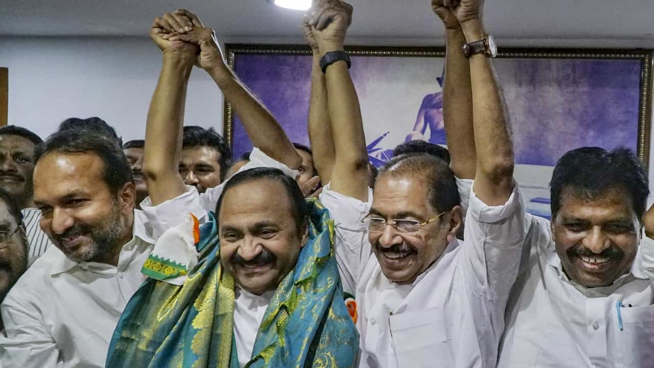 VD Satheesan Government Kerala: സര്ക്കാരുണ്ടാക്കാന് സതീശനെ ക്ഷണിച്ച് ഗവര്ണര്; എല്ലാ മന്ത്രിമാരുടെയും സത്യപ്രതിജ്ഞ 18-ന് VD Satheesan Government Kerala: സര്ക്കാരുണ്ടാക്കാന് സതീശനെ ക്ഷണിച്ച് ഗവര്ണര്; എല്ലാ മന്ത്രിമാരുടെയും സത്യപ്രതിജ്ഞ 18-ന്
