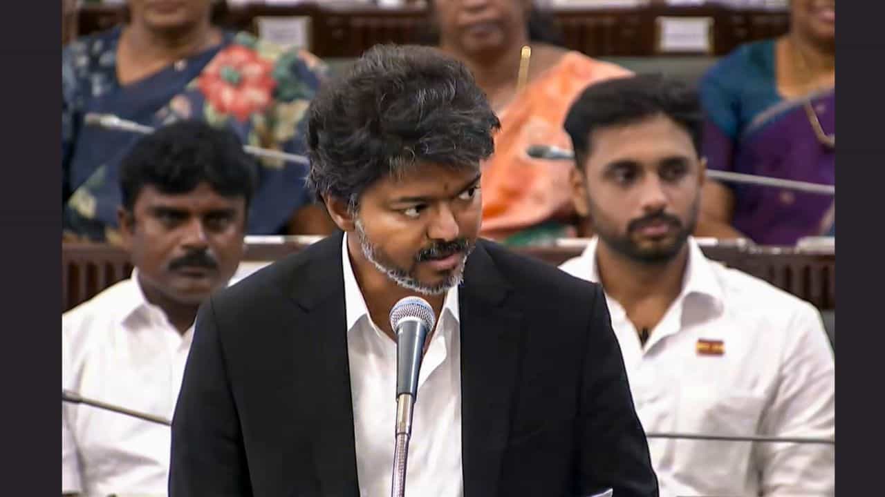 Vijay TVK Goverment: എഐഎഡിഎംകെയെ സർക്കാരിൽ ഉൾപ്പെടുത്തരുത്, അത് വിജയ്‌യുടെ പ്രതിച്ഛായയെ ബാധിക്കും: എതിർപ്പുമായി കോൺ​ഗ്രസ്