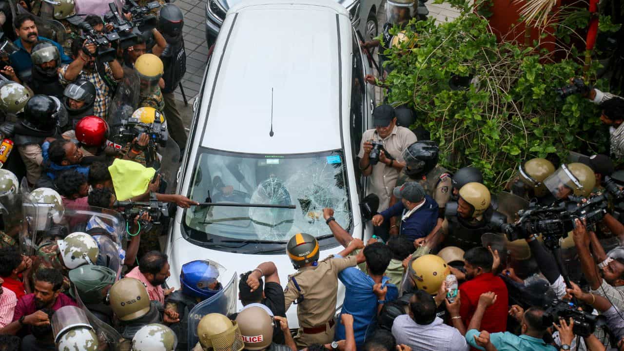 ED Raid: ഇഡി സംഘത്തെ ആക്രമിച്ച സംഭവത്തിൽ 25 പേർ അറസ്റ്റിൽ; പിടിച്ചെടുത്ത രേഖകളിൽ വിശദ പരിശോധന ED Raid: ഇഡി സംഘത്തെ ആക്രമിച്ച സംഭവത്തിൽ 25 പേർ അറസ്റ്റിൽ; പിടിച്ചെടുത്ത രേഖകളിൽ വിശദ പരിശോധന