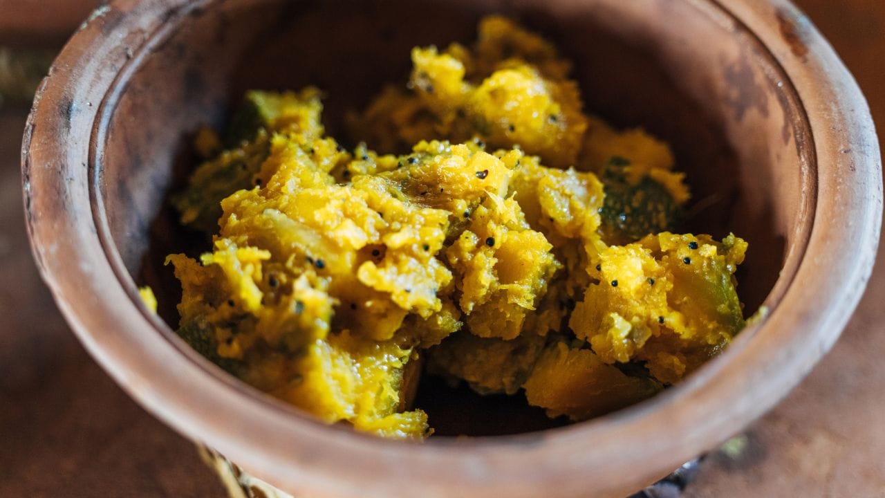 പുതിയതായി വാങ്ങുന്ന മൺചട്ടികൾ നേരിട്ട് അടുപ്പിൽ വെച്ചാൽ അത് പൊട്ടിപ്പോകാൻ സാധ്യതയുണ്ട്. അതിനാൽ പുതിയ മൺചട്ടി വാങ്ങിയാൽ ആദ്യം കുറച്ച് മണിക്കൂറുകൾ വെള്ളത്തിൽ മുക്കി വെക്കുക. തുടർന്ന് കഞ്ഞിവെള്ളമോ എണ്ണയോ ഉപയോഗിച്ച് ചട്ടി നന്നായി മയക്കി എടുക്കുന്നത് പാത്രം കൂടുതൽ കാലം കേടുപാടുകൾ കൂടാതെ ഉപയോഗിക്കാൻ സഹായിക്കും. ആദ്യമായി ഉപയോഗിക്കുമ്പോൾ ചെറിയ തീയിൽ മാത്രം പാചകം ചെയ്യുക.
