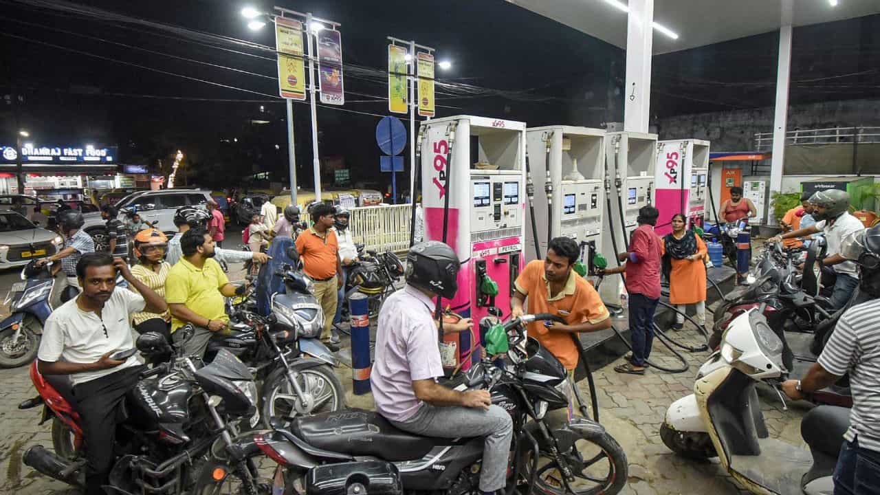 Fuel Price Hike: ചതിച്ചാശാനേ... ഇന്ധനവിലയിൽ വീണ്ടും വർധന; പെട്രോളിന് 2.61 രൂപയും ഡീസലിന് 2.71 രൂപയും കൂടി