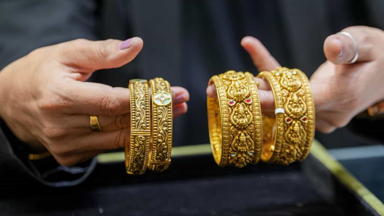 Kerala Gold Rate: സ്വർണം പിടിതരില്ല, വില ഉയർന്നുതന്നെ; ഇന്നത്തെ നിരക്ക് Kerala Gold Rate: സ്വർണം പിടിതരില്ല, വില ഉയർന്നുതന്നെ; ഇന്നത്തെ നിരക്ക്