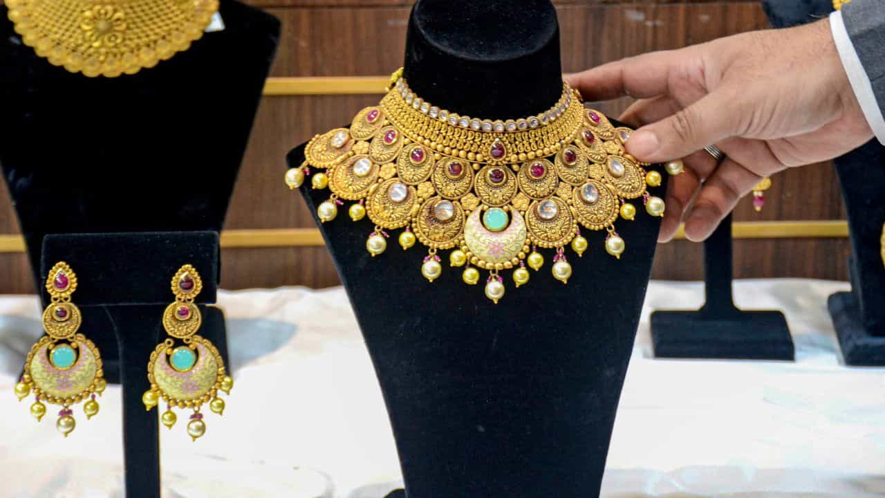 Kerala Gold Rate: ധൈര്യമായി വാങ്ങിച്ചോളൂ, ആശ്വാസനിരക്കിൽ സ്വർണം; പവന് എത്ര? Kerala Gold Rate: ധൈര്യമായി വാങ്ങിച്ചോളൂ, ആശ്വാസനിരക്കിൽ സ്വർണം; പവന് എത്ര?